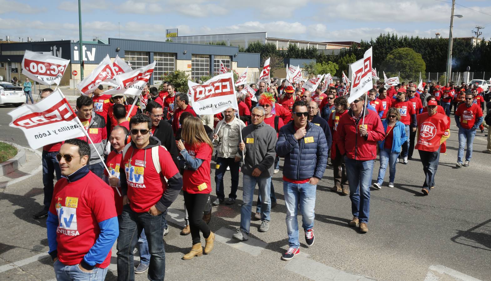 Trabajadores de las ITV de Castilla y León se manifiestan en el polígono de Argales de Valladolid