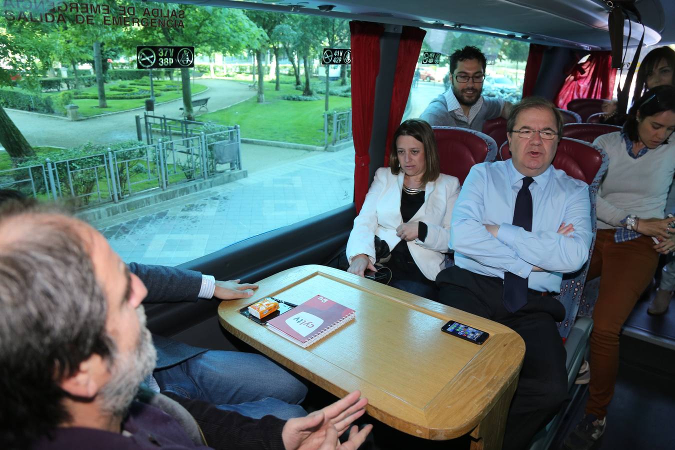 El candidato del PP a la presidencia de la Junta, Juan Vicente Herrera, sube al autobús de los periodistas qe siguen la campaña del PP dirección Palencia