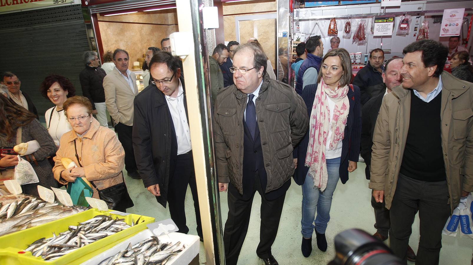 Durante la visita al mercado de Palencia.