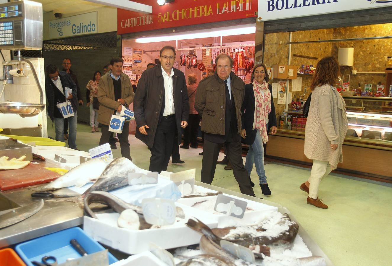 Juan Vicente Herrera, junto al candidato a la alcaldía de Palencia, Alfonso Polanco, visitan el mercado de Palencia.