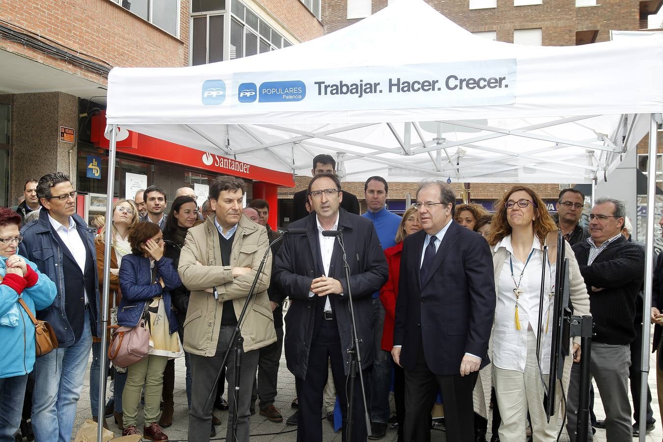 Juan Vicente Herrera muestra su apoyo a los candidatos palentinos en el barrio del Ave María.