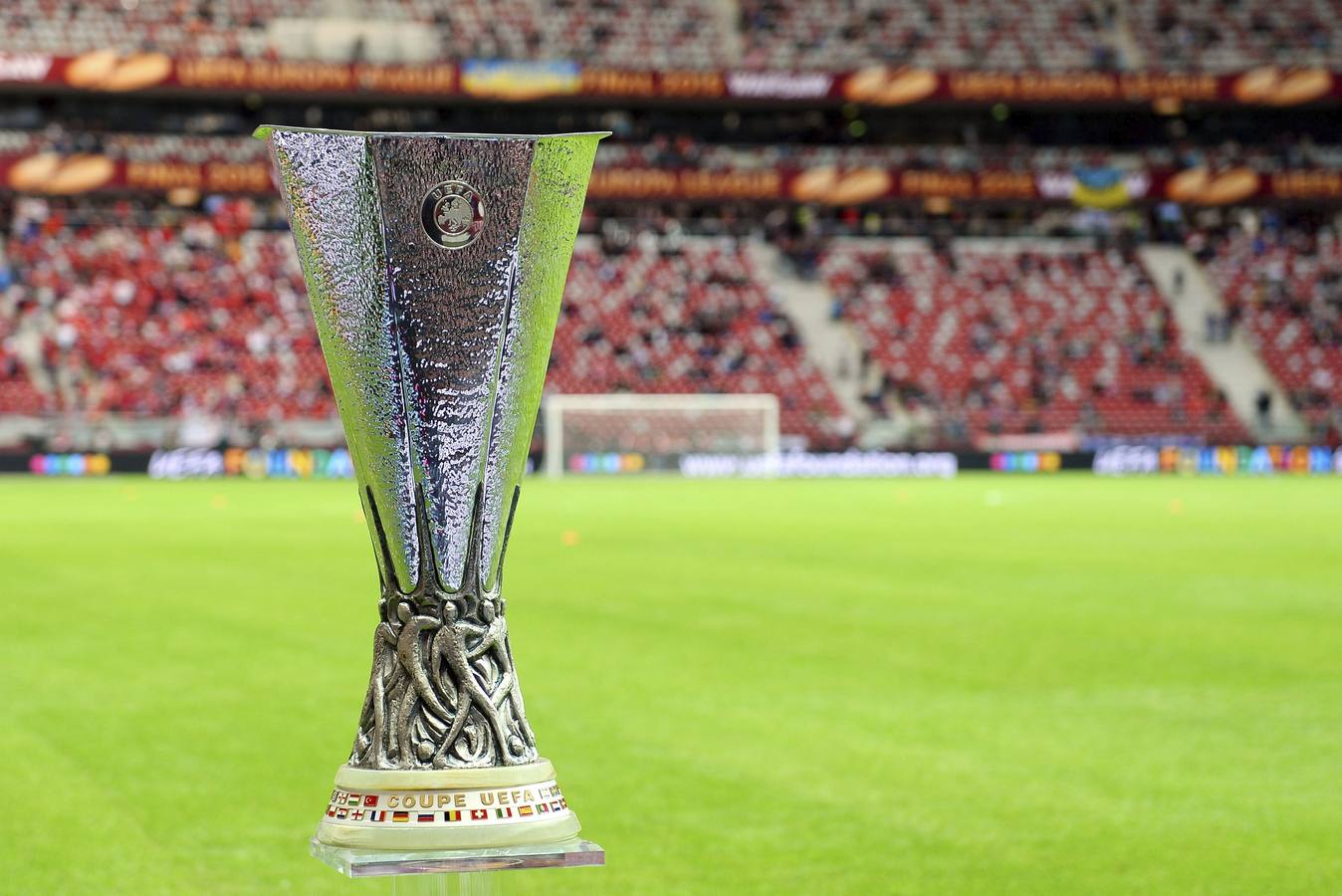 El trofeo de la UEFA Europa League preside el Nacional de Varsovia.