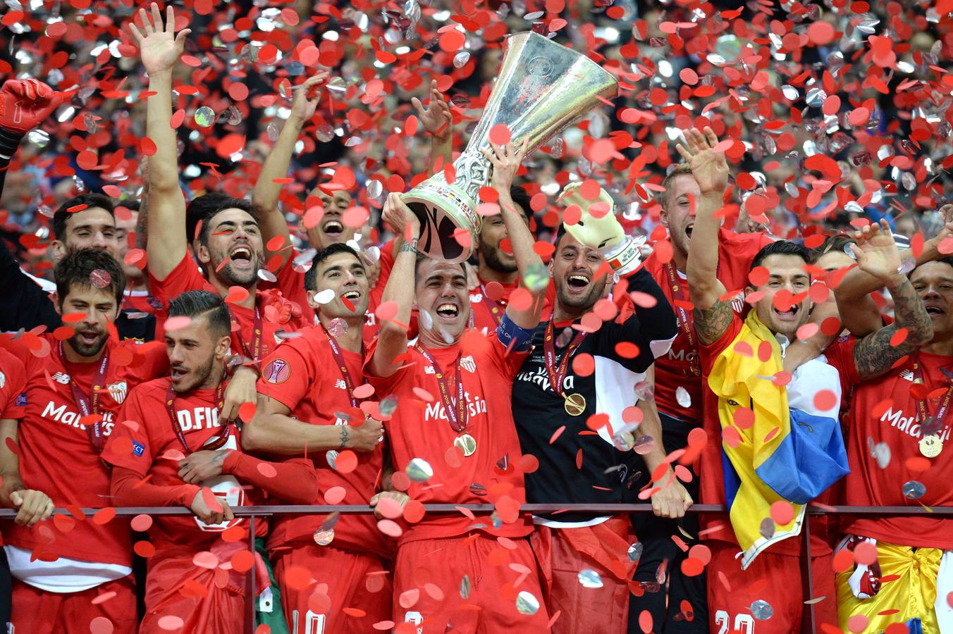 Fernando Navarro levanta la cuarta UEFA Europa League del Sevilla.