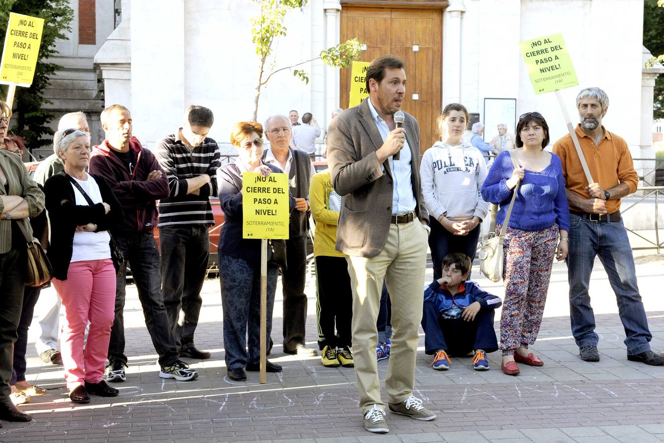 Los nuevos ediles electos participan en la concentración semanal de los vecinos de Pilarica