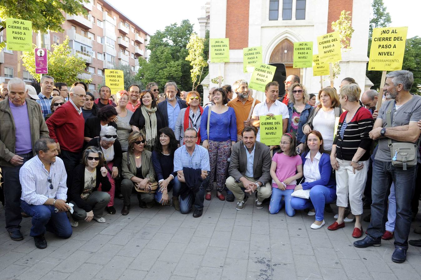 Los nuevos ediles electos participan en la concentración semanal de los vecinos de Pilarica