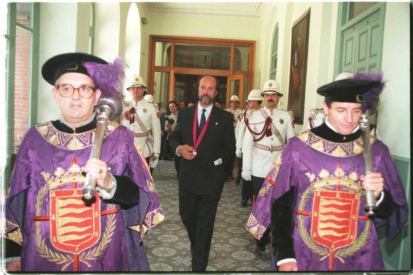 17.06.95 León de la Riva accede al salón de Plenos escoltado por maceros y policías municipales.