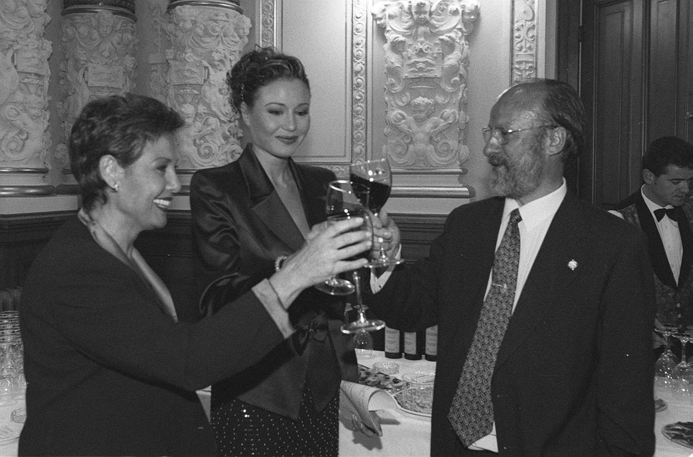 19.09.98 Juncal Rivero, junto a su madre, brinda con Javier León de la Riva tras el pregón de las Ferias y Fiestas de San Mateo 1998 en el balcón del Ayuntamiento.