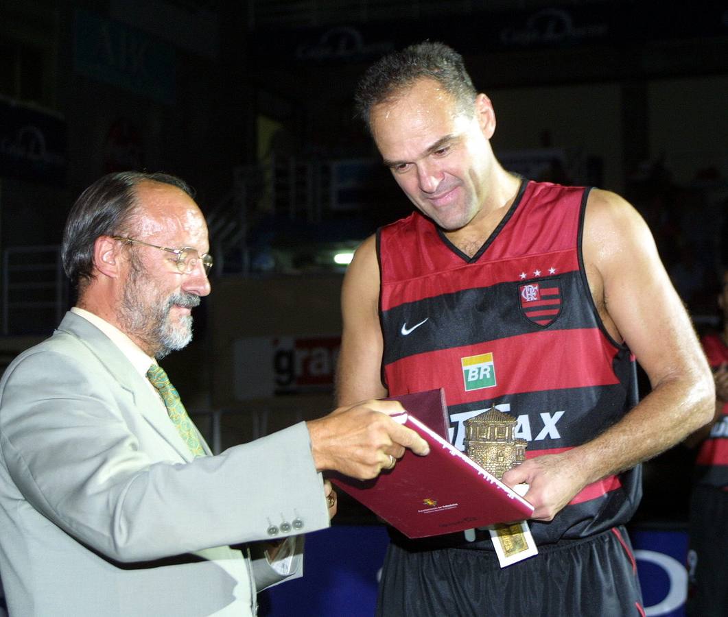 22.09.01 El que fuera jugador del Fórum durante dos años, Oscar Schmidt, recibe una placa del alcalde Javier León de la Riva, durante el homenaje que se le rindió en el partido que el Fórum disputó hoy contra el Flamengo y que sirvió de presentación.