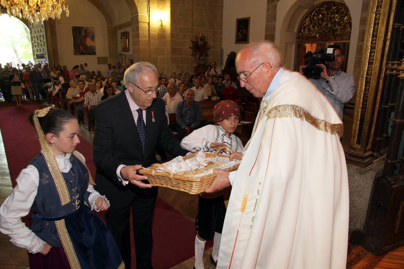 Ofrenda a la Virgen de La Fuencisla en la Fiesta del Día de la Tierra