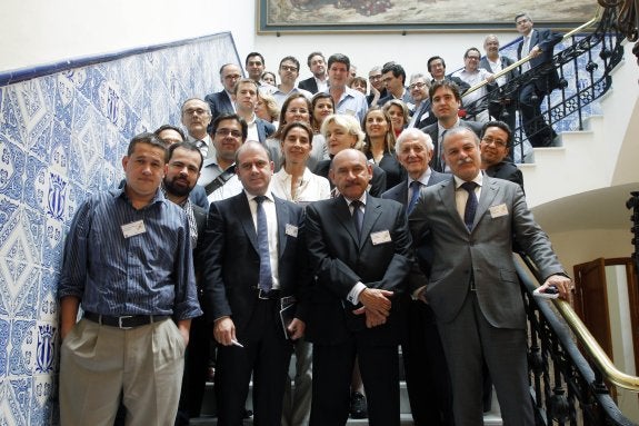 Los participantes en la jornada de ayer posan en el Palacio de la Exposición.