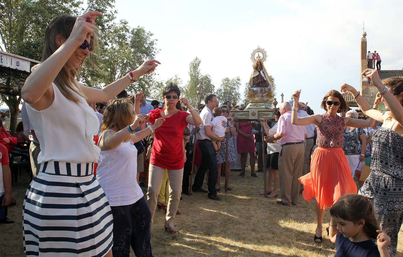 Los vecinos de Abades (Segovia) veneran a la Virgen de los Remedios