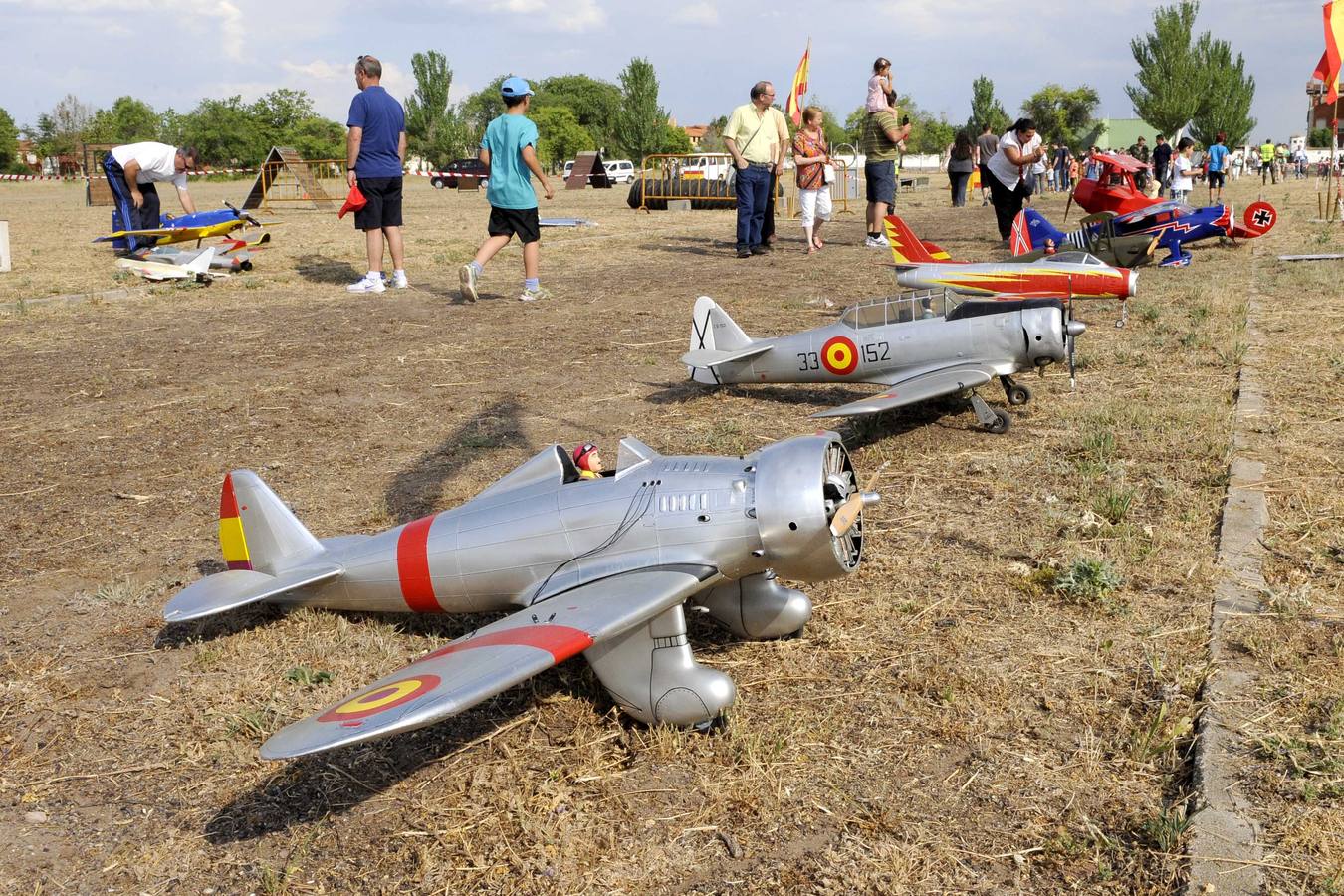 Exhibición de perros y aviones en el acuartelamiento de San Isidro (Valladolid)