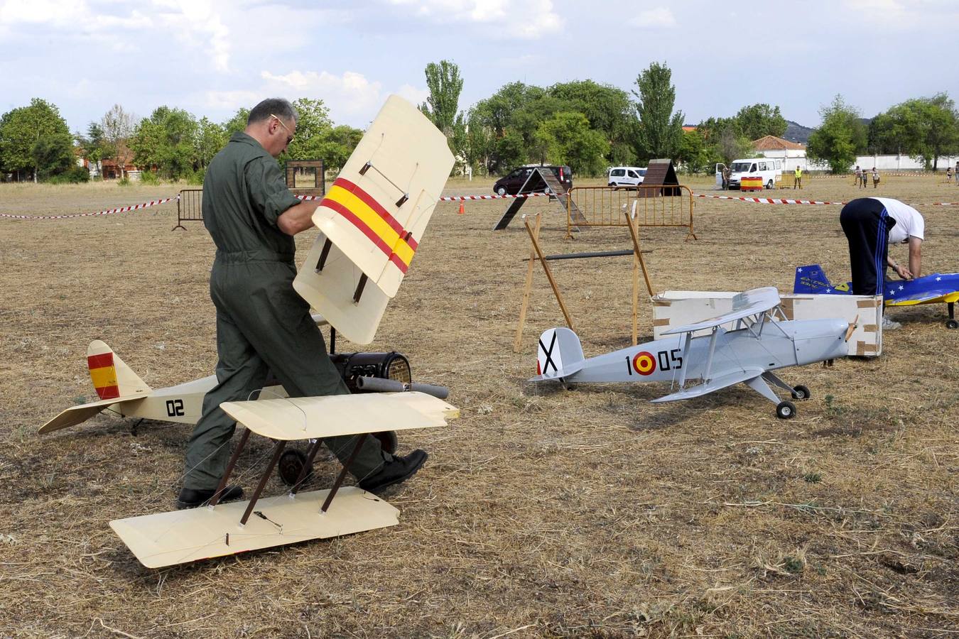 Exhibición de perros y aviones en el acuartelamiento de San Isidro (Valladolid)