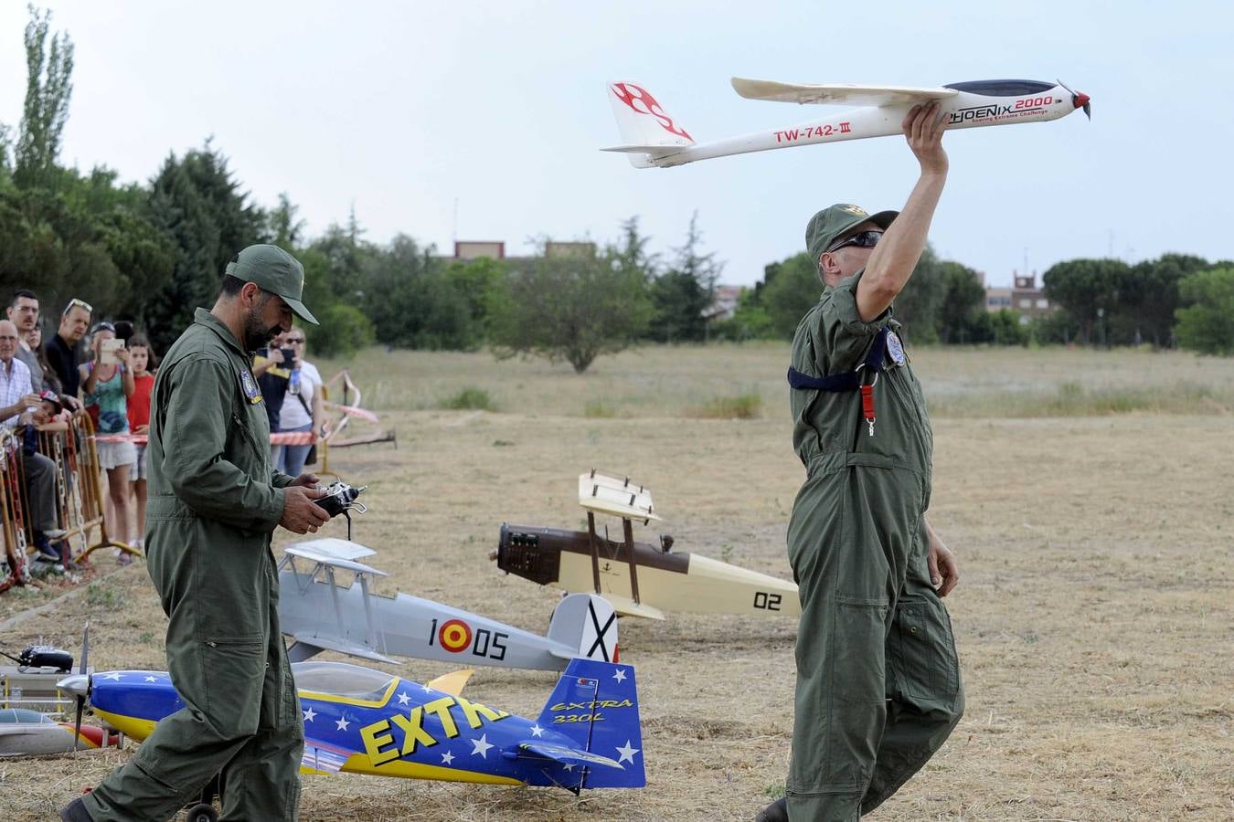 Exhibición de perros y aviones en el acuartelamiento de San Isidro (Valladolid)