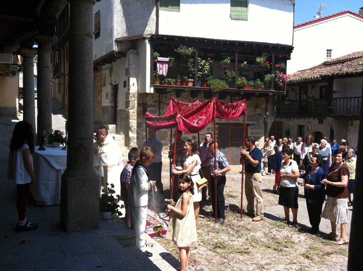 Parada en el altar de San Esteban de la Sierra.