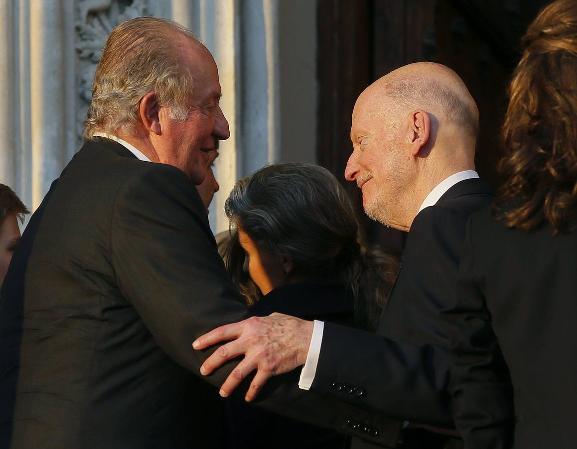 El rey Juan Carlos (i) saluda al rey Simeón de Bulgaria.