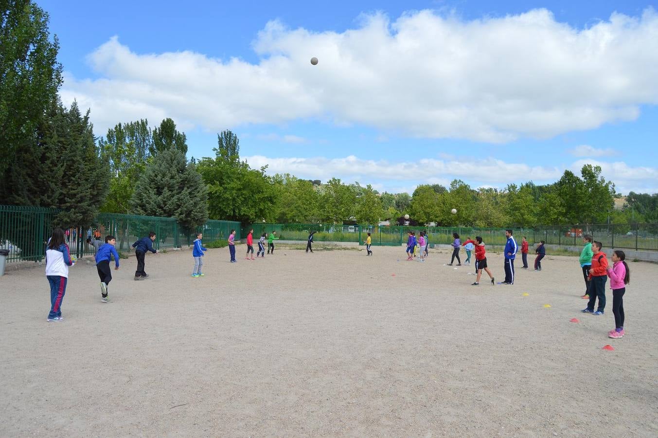 Alumnos del Miguel Delibes practican judo y balonmano con deportistas de élite