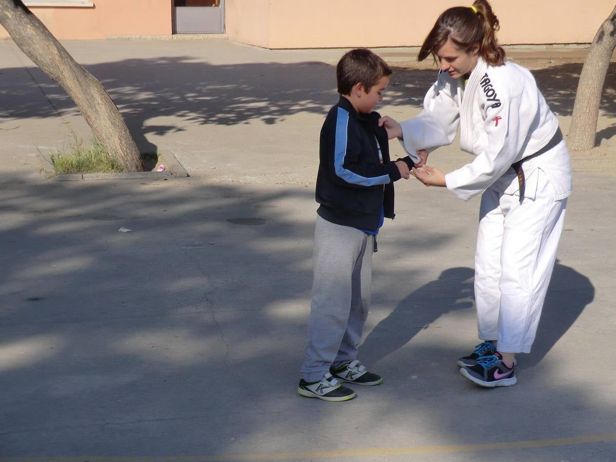 Alumnos del Miguel Delibes practican judo y balonmano con deportistas de élite
