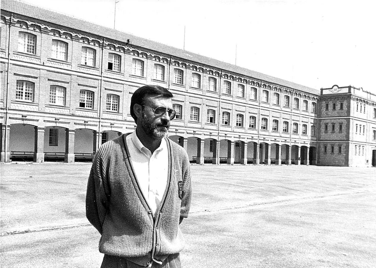 El alcalde de Zamora, Antolín Martín, delante de las instalaciones del cuartel Viriato.