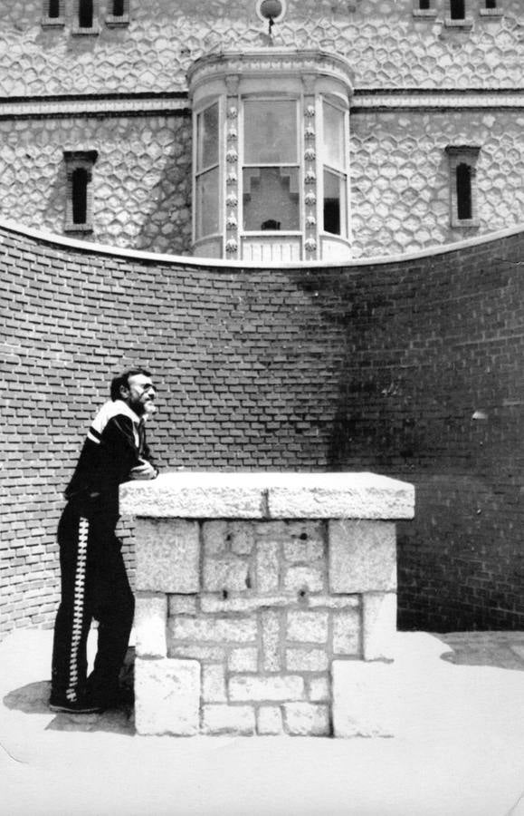 06.06.90 Antolín Martín se llevó un disgusto al encontrase el pedestal vacío. Un artista zamorano realizó una estatua durante el periodo del servicio militar. Los zamoranos no saben donde se encuentra esta estatuta. El alcalde la reclama al Ministerio de Defensa de la misma forma que el cuartel.