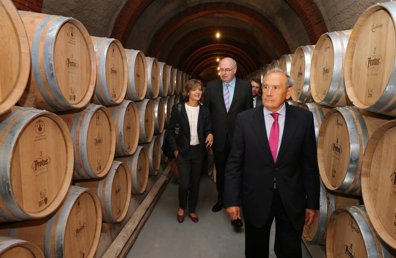Visita del comisario europeo Phil Hogan a la Bodega de Protos en Peñafiel