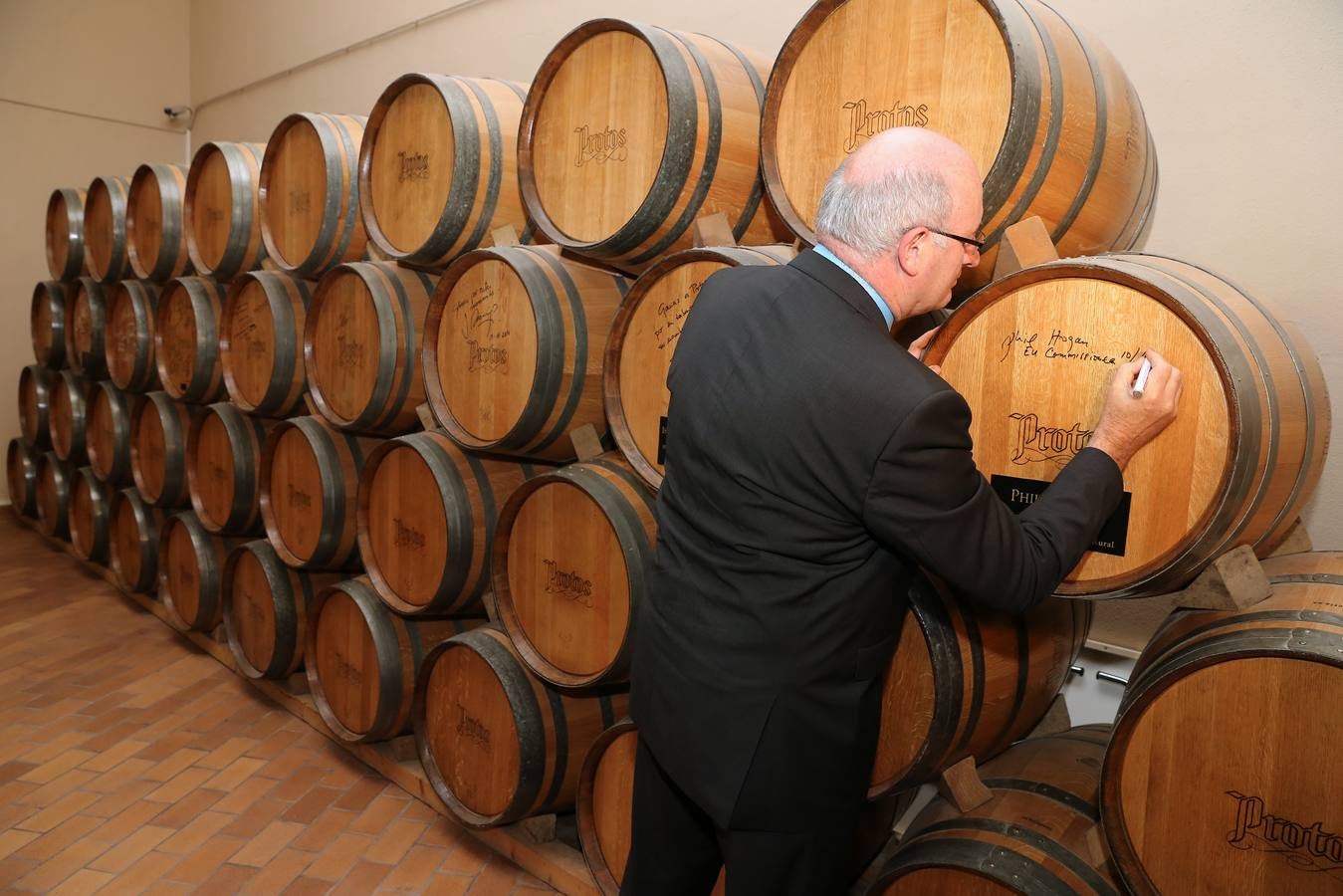 Visita del comisario europeo Phil Hogan a la Bodega de Protos en Peñafiel