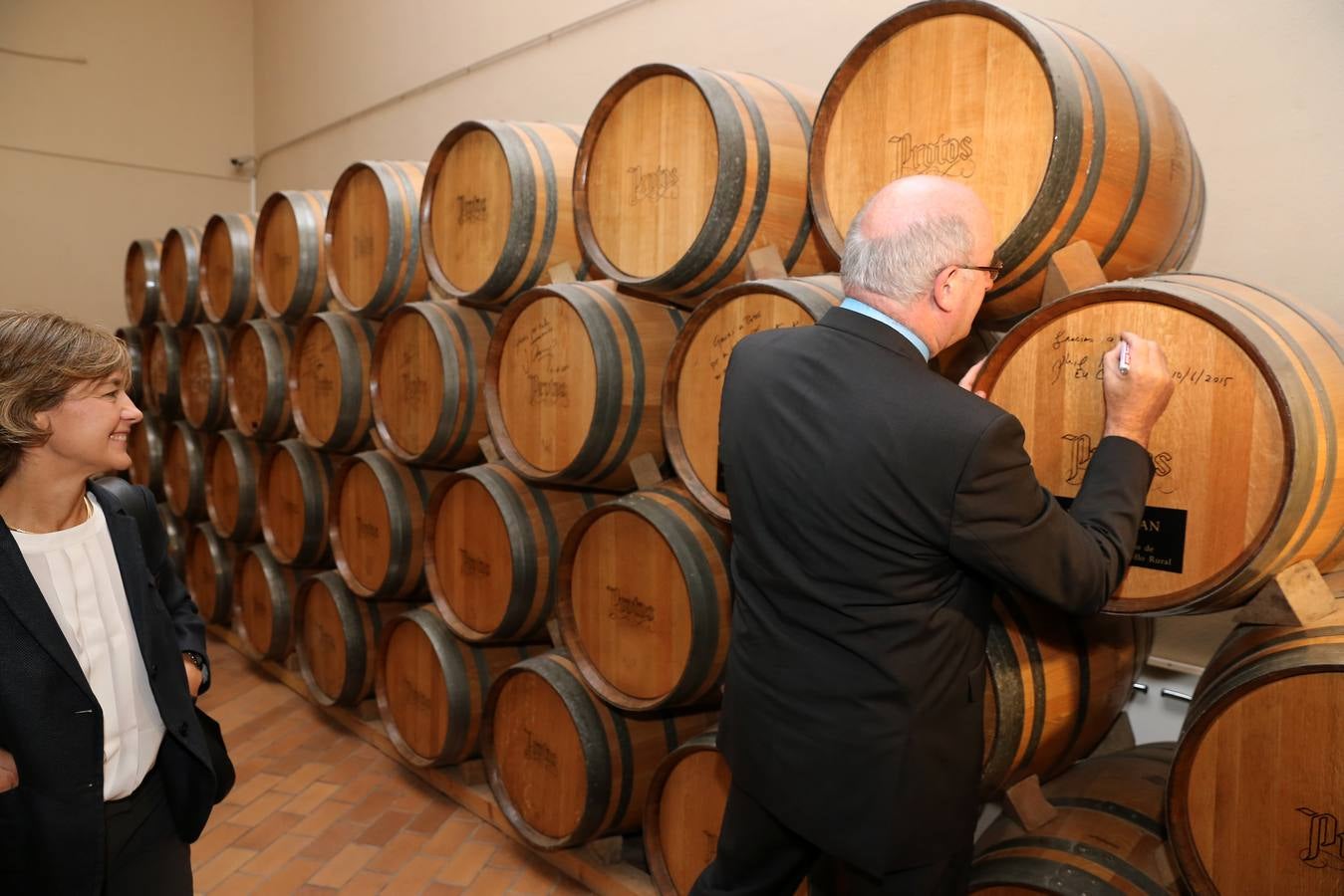 Visita del comisario europeo Phil Hogan a la Bodega de Protos en Peñafiel