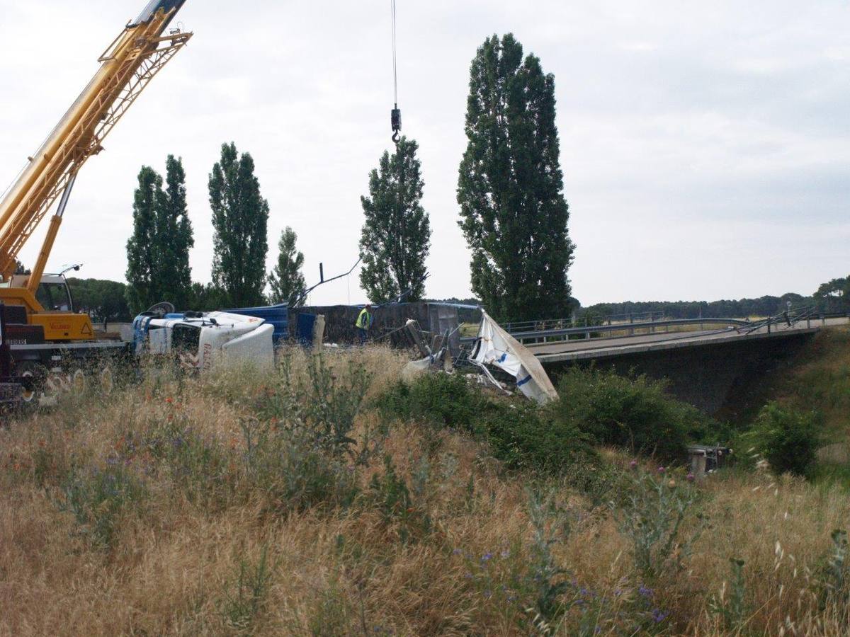 Un camión cargado con 7.000 pollos sufre un accidente en Íscar
