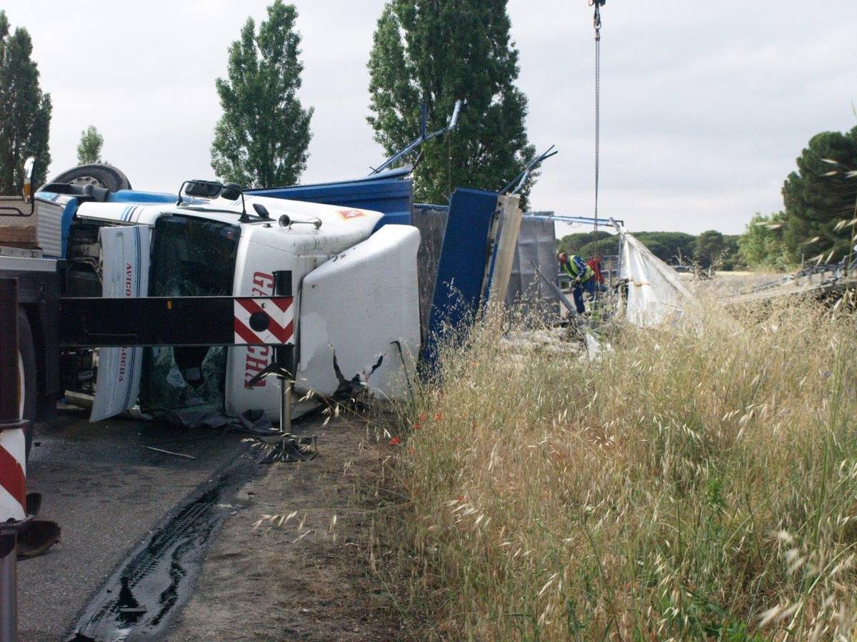 Un camión cargado con 7.000 pollos sufre un accidente en Íscar