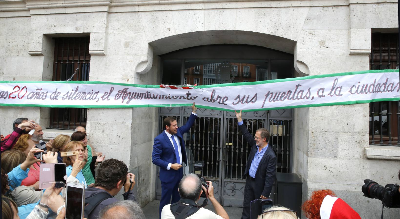 Varios centenares de personas se concentran en el Ayuntamiento de Valladolid