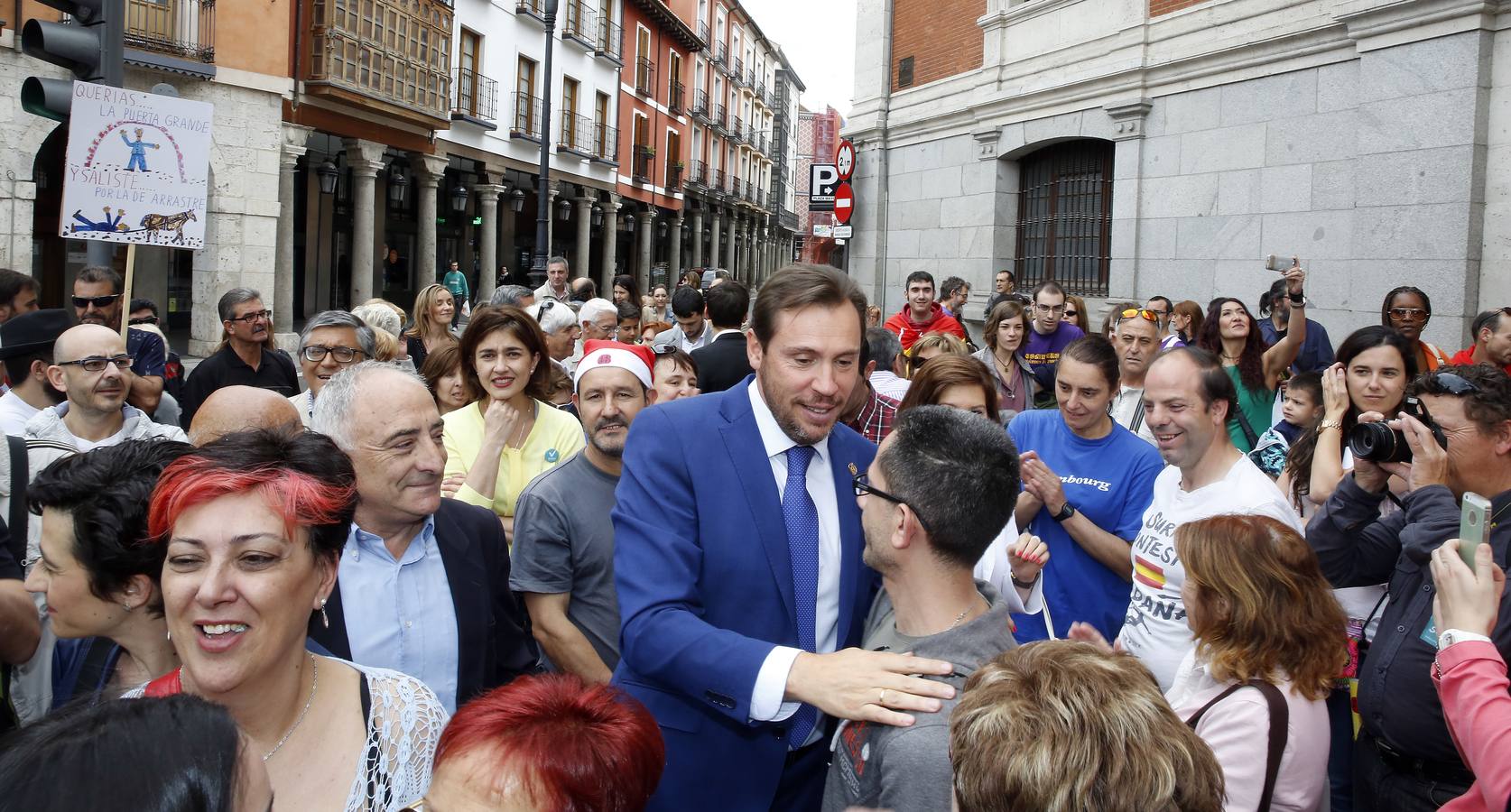 Varios centenares de personas se concentran en el Ayuntamiento de Valladolid