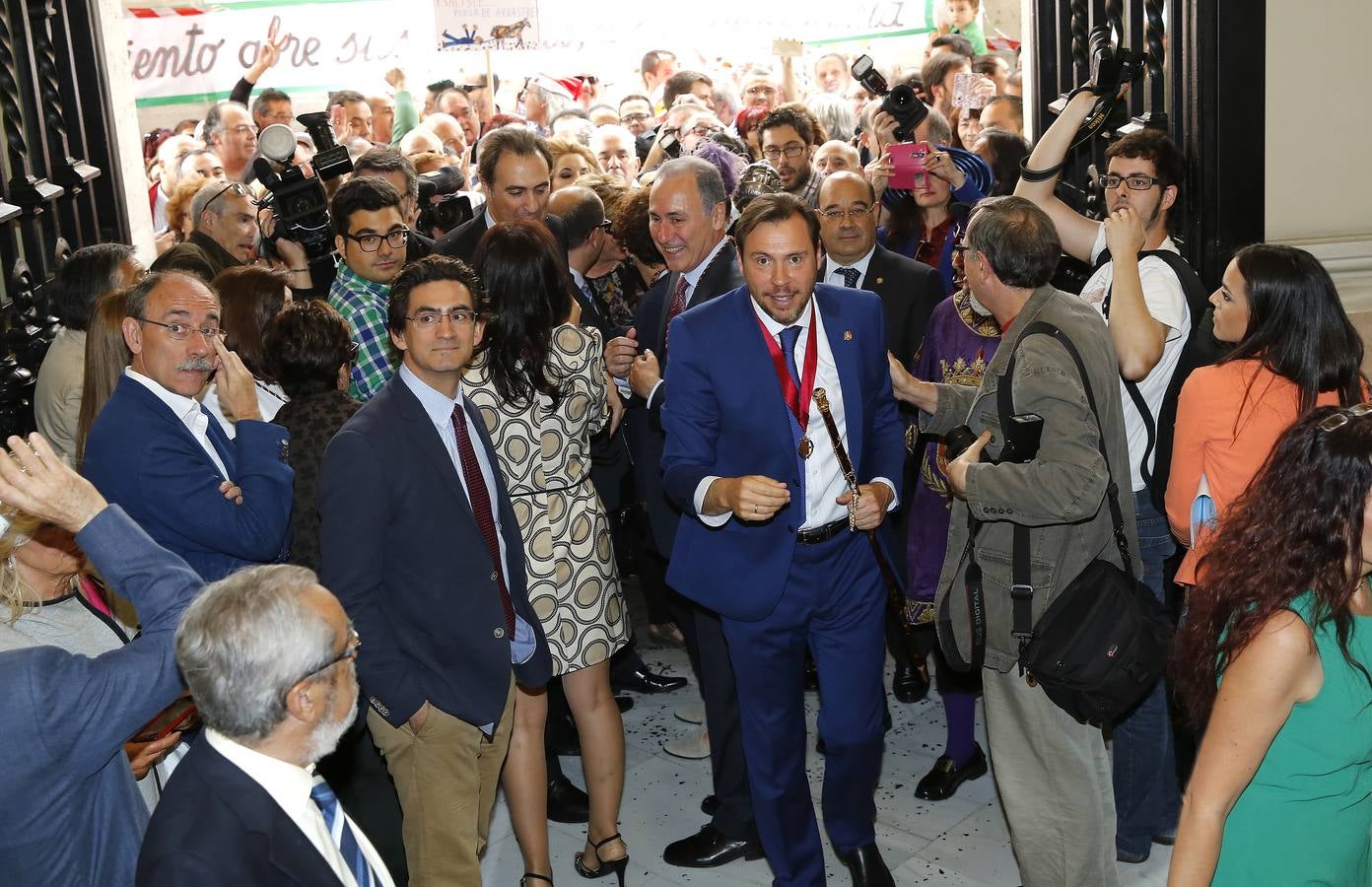 Varios centenares de personas se concentran en el Ayuntamiento de Valladolid