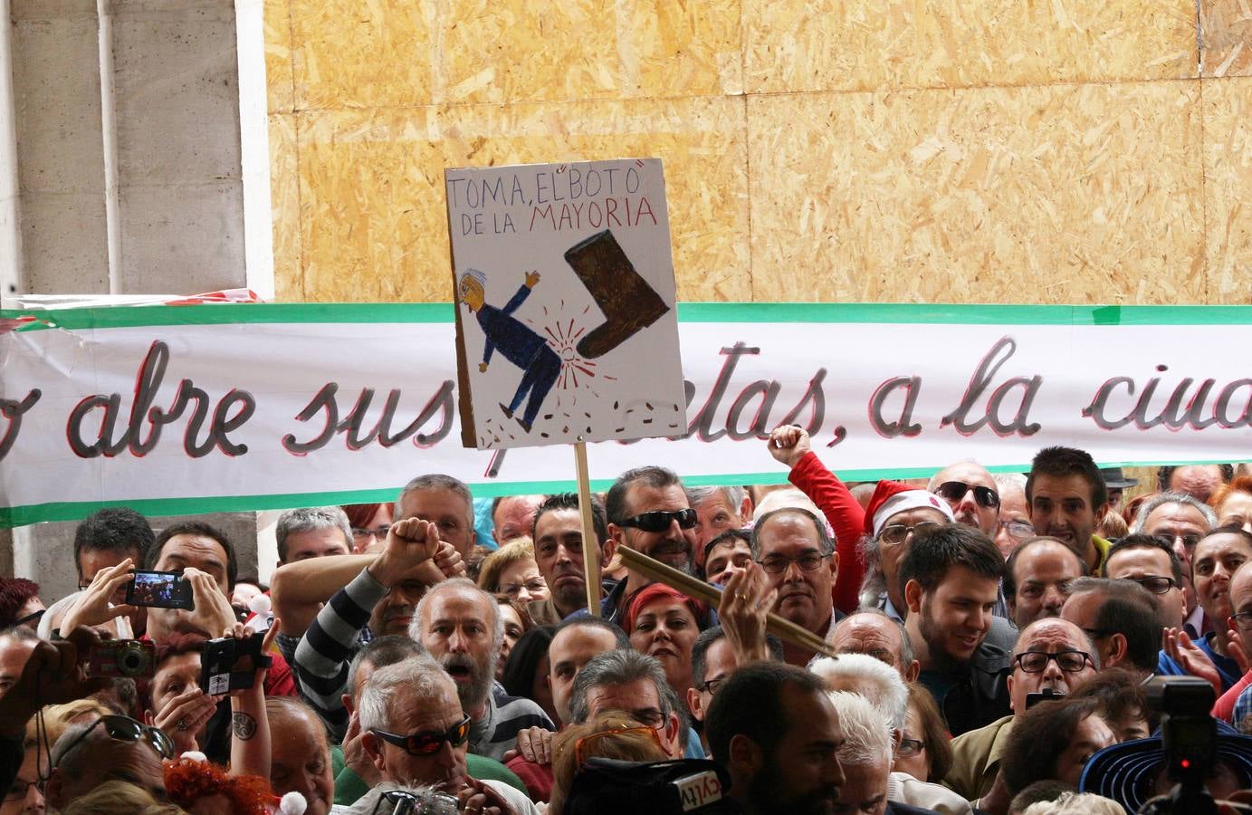 Varios centenares de personas se concentran en el Ayuntamiento de Valladolid