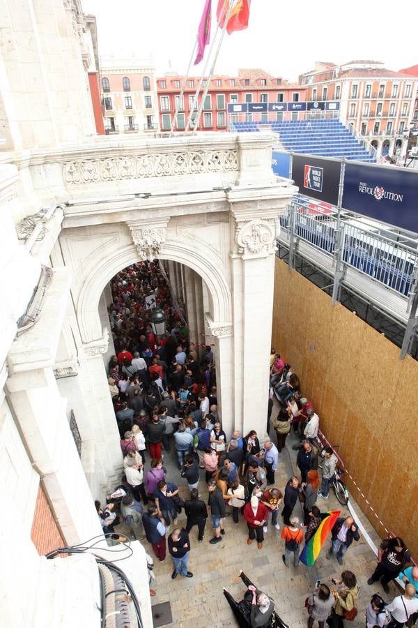 Varios centenares de personas se concentran en el Ayuntamiento de Valladolid