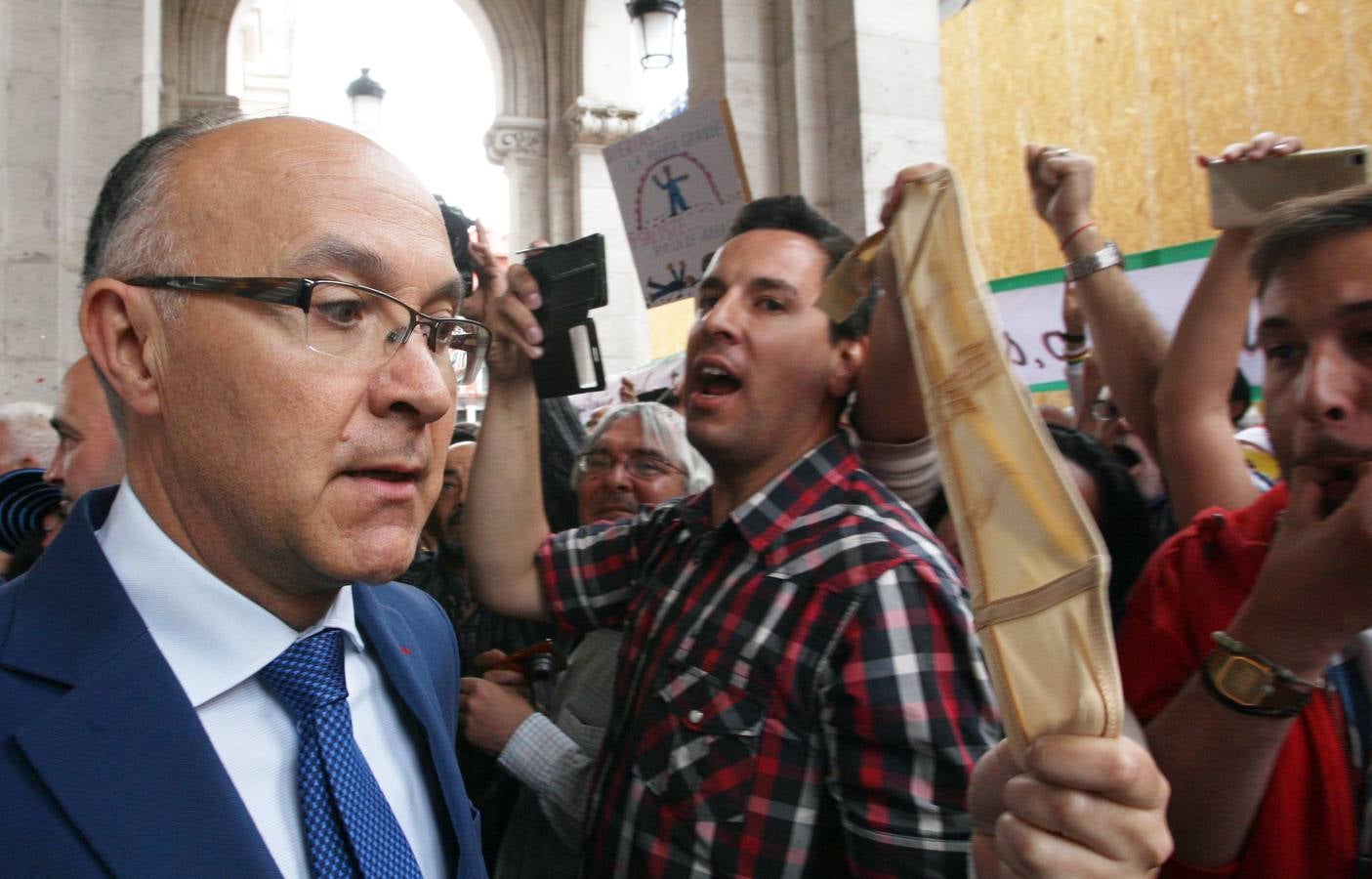 Varios centenares de personas se concentran en el Ayuntamiento de Valladolid