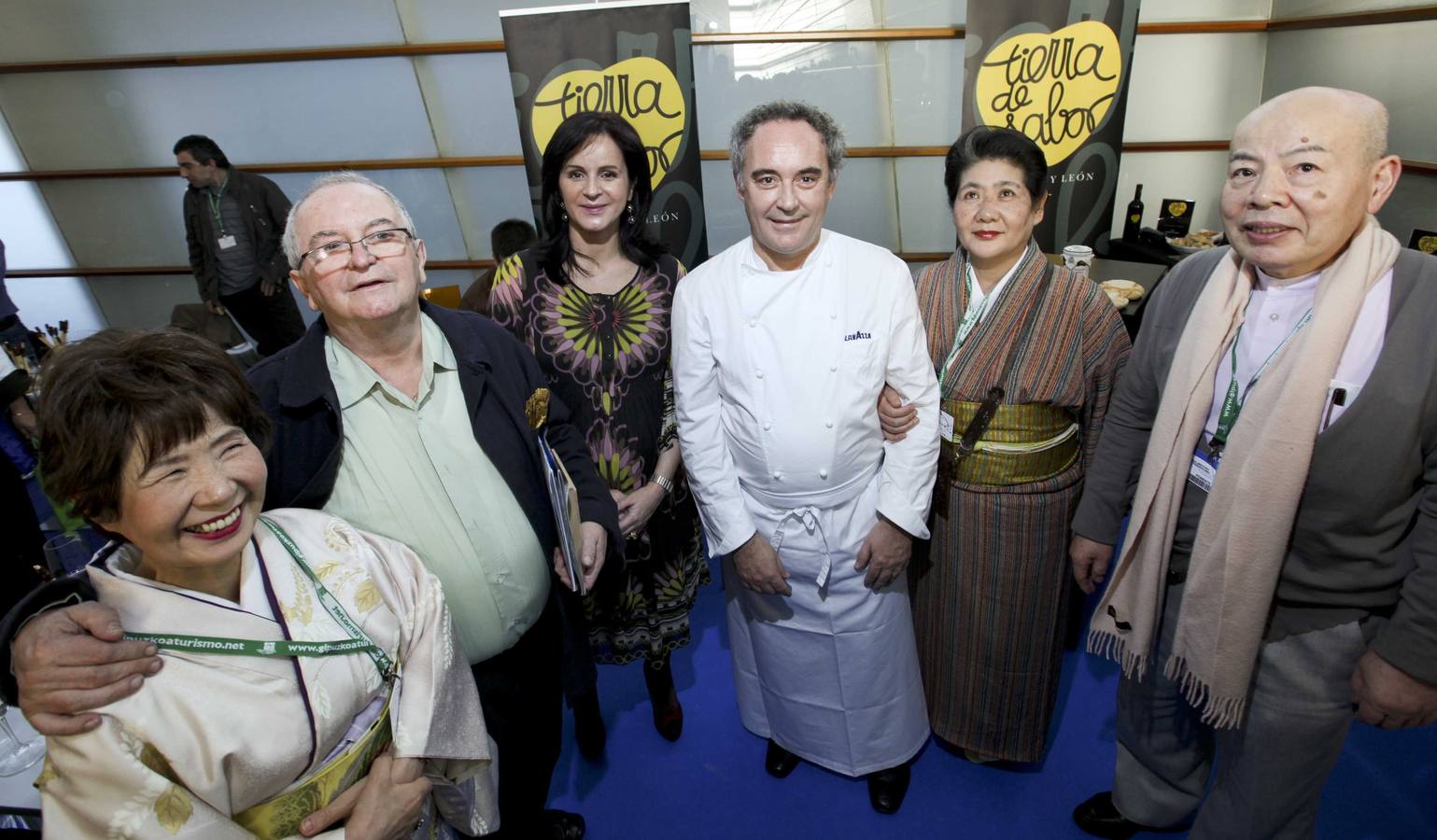 Juan Mari Arzak, Silvia Clemente y Ferran Adrià posan en el expositor de Tierra Sabor de Castilla y León en el Congreso San Sebastian Gastronomika en el Palacio Kursaal. 23/11/2009