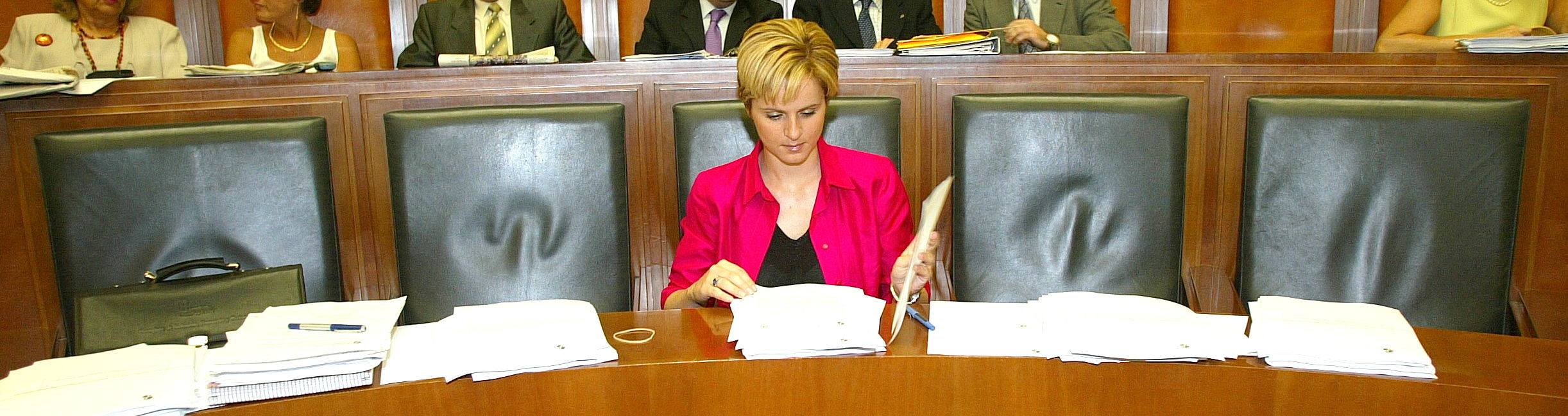 La consejera de Medio Ambiente Silvia Clemente durante el segundo día del Debate del Estado de la Región. 27/06/2002