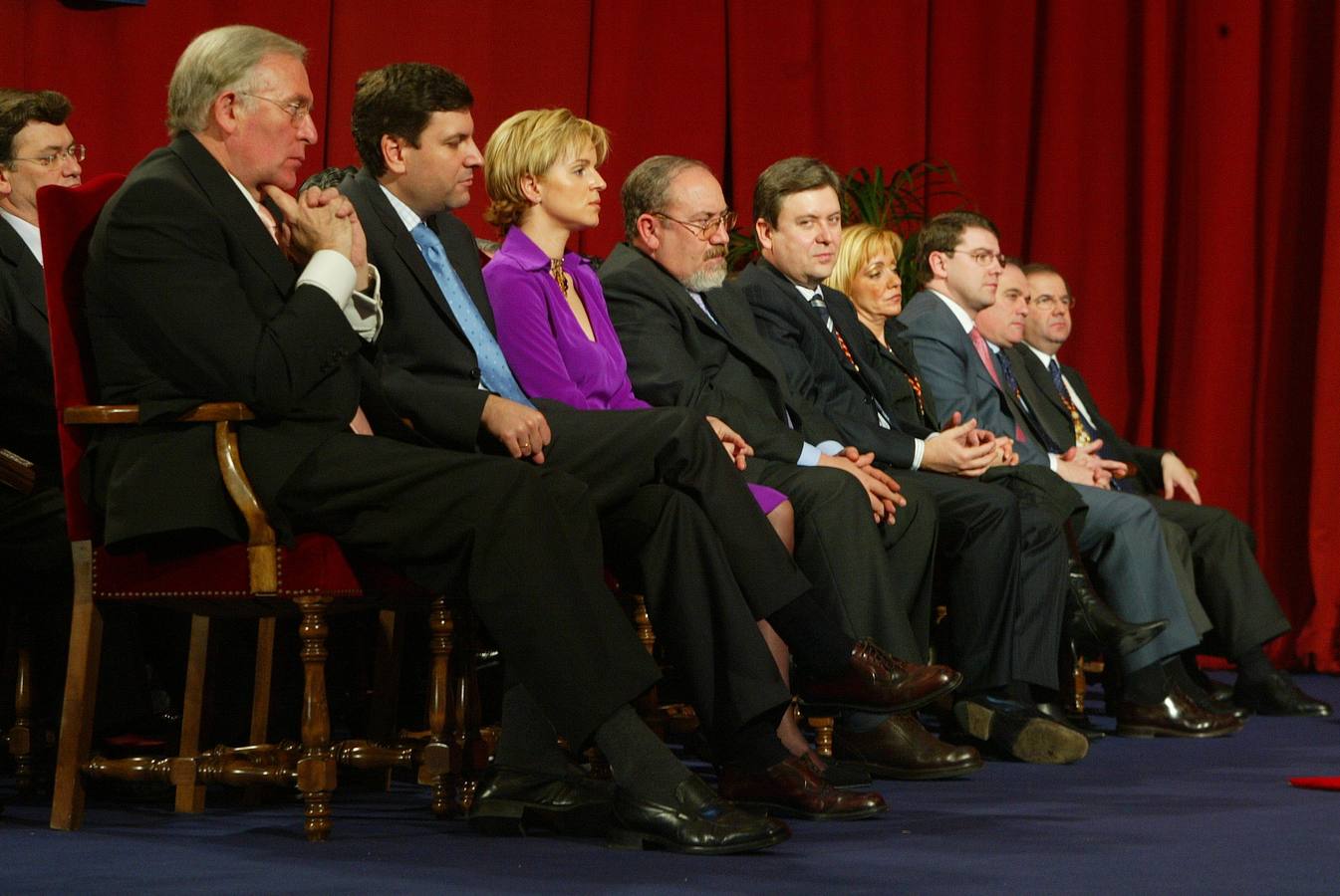 El presidente de la Junta, Juan Vicente Herrera (d), junto a todos los consejeros durante el acto que conmemoró en Valladolid el veinte aniversario del Estatuto de Autonomía de Castilla y León. 25/02/2003