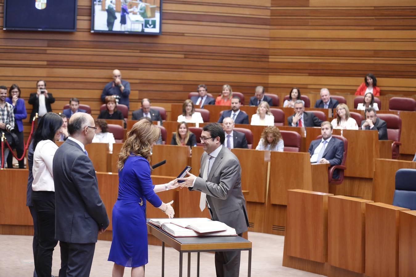 El procurador socialista Juan Luis Cepa Álvarez toma posesión de su cargo.