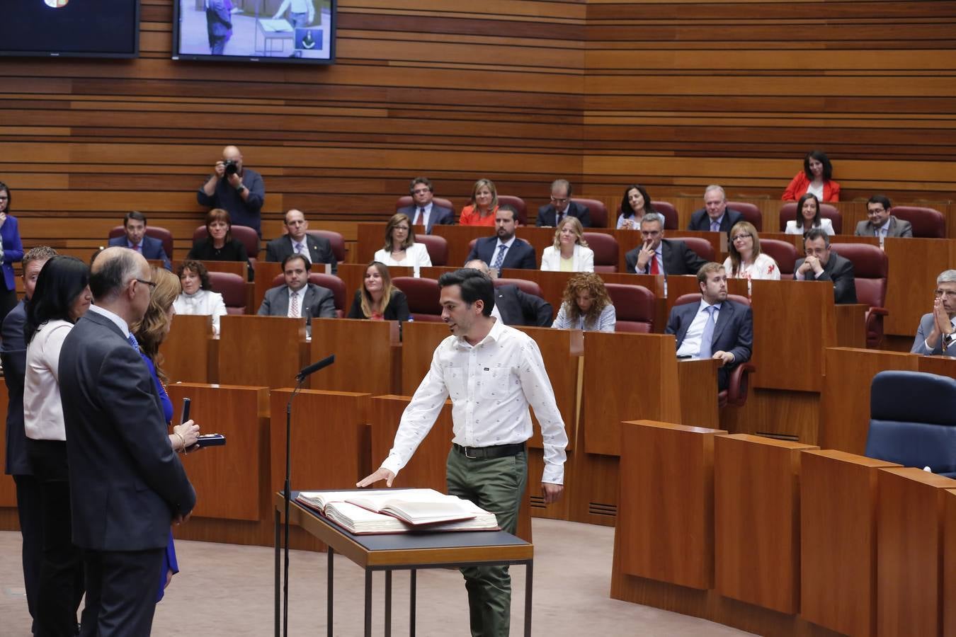 El procurador de Podemos Carlos Eduardo Chávez Muñoz toma posesión de su cargo.
