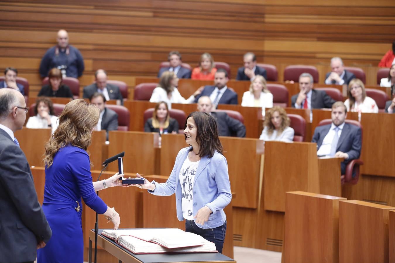 La procuradora socialista María Josefa Díaz-Caneja Fernández toma posesión de su cargo.
