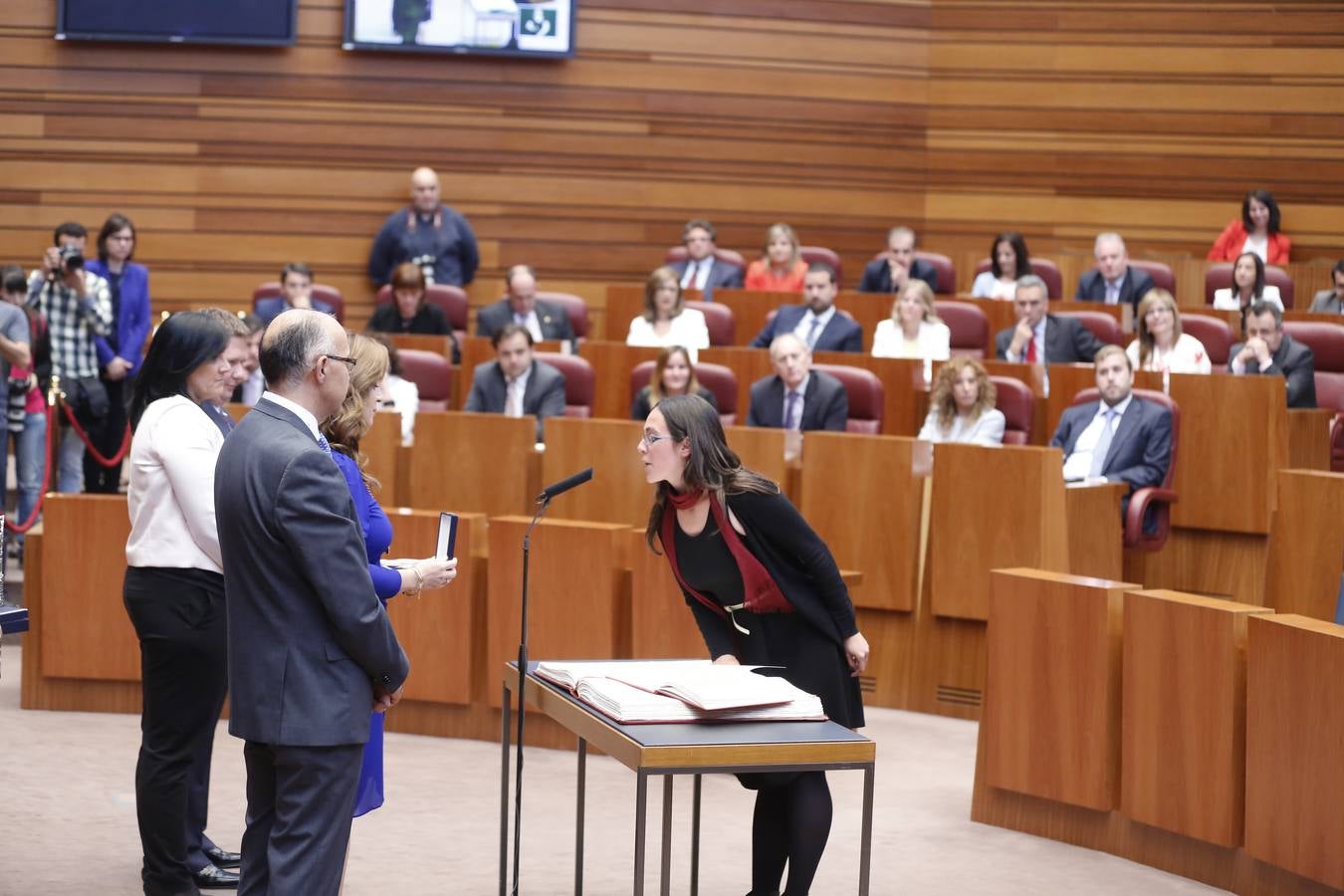Laura Domínguez, procuradora de Podemos, jura su cargo.