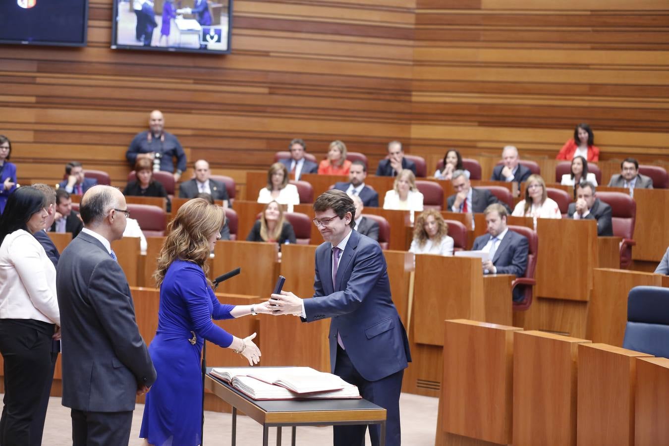 Alfonso Fernández Mañueco, procurador del PP, recoge su medalla.