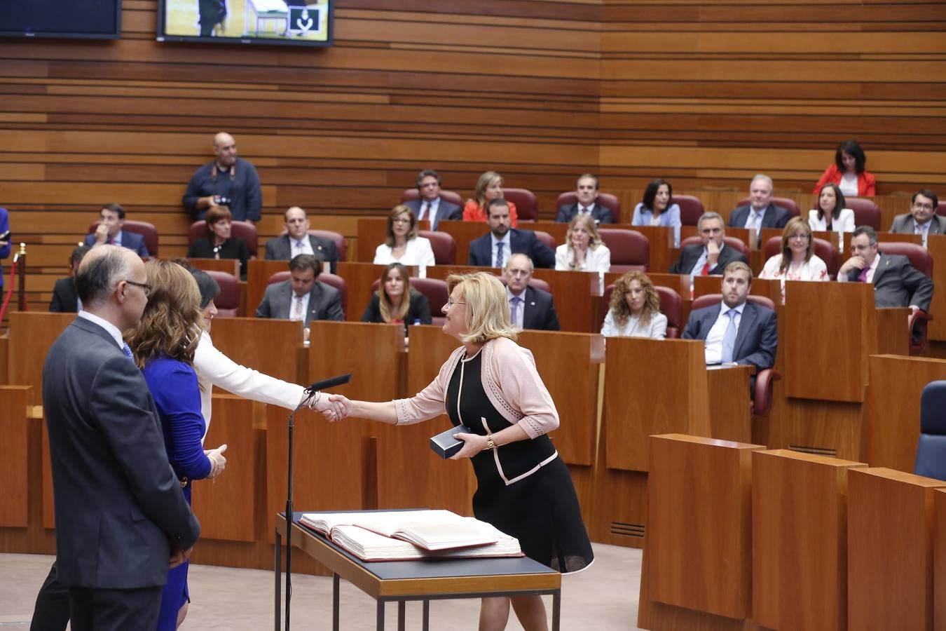 La procuradora popular María Mar González Pereda toma posesión de su cargo.