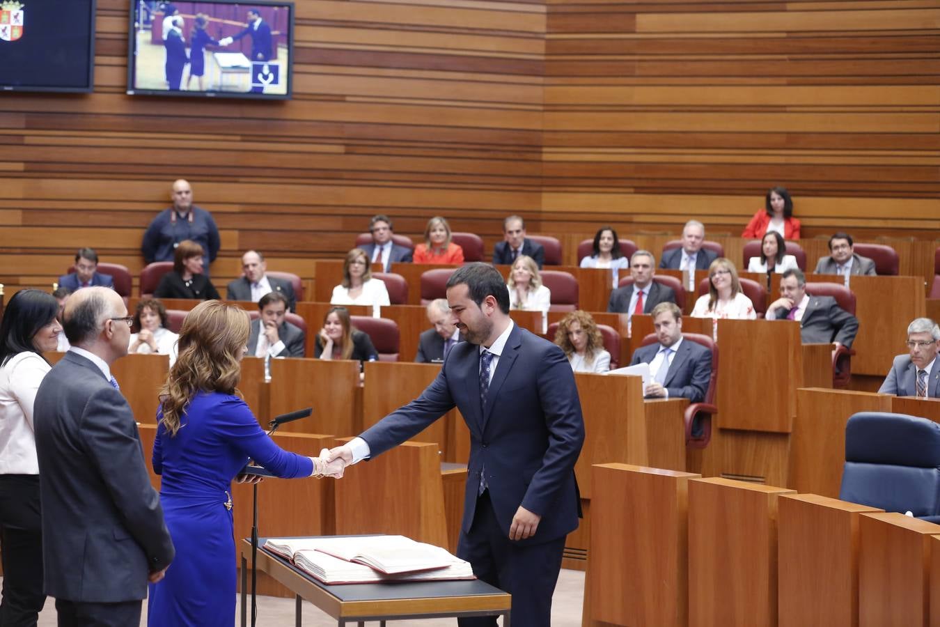 El procurador socialista Ángel Hernández Martínez toma posesión de su cargo.