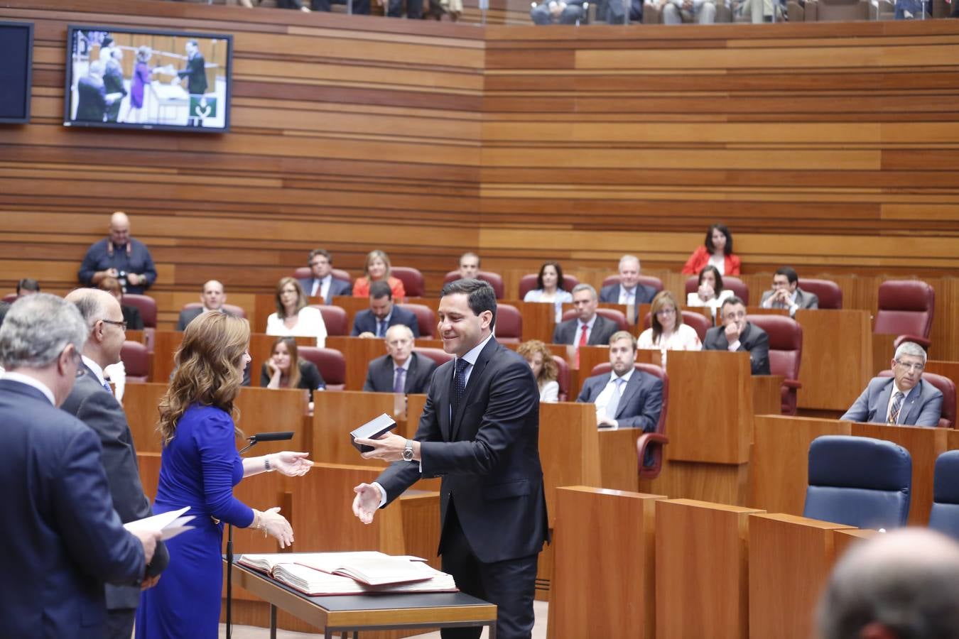 El procurador popular Raúl de la Hoz, con la medalla de las Cortes tras jurar su cargo.