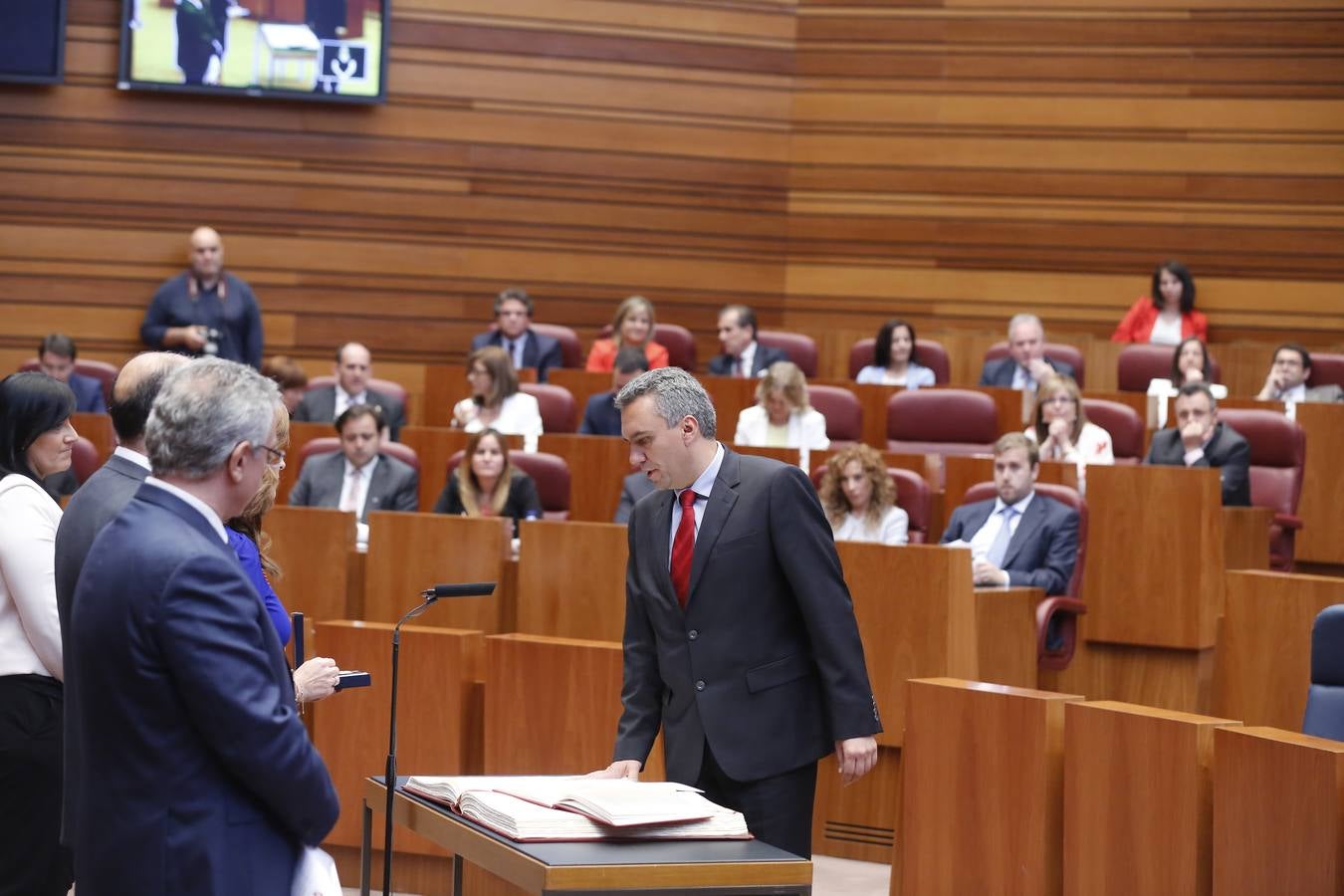 Javier Izquierdo, procurador del PSOE, toma posesión de su cargo como procurador.