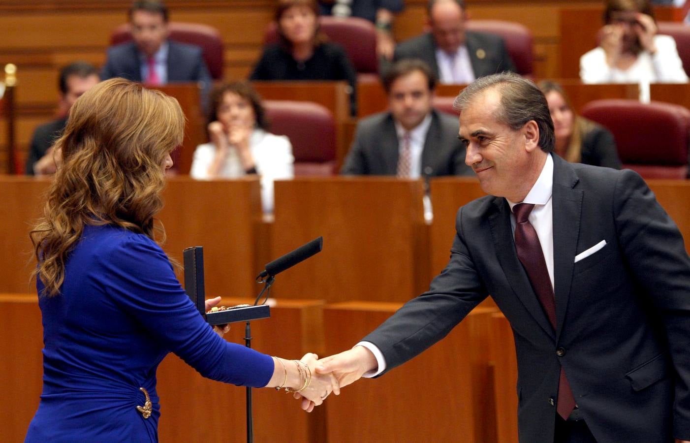 El procurador socialista Luis Briones toma posesión de su cargo.