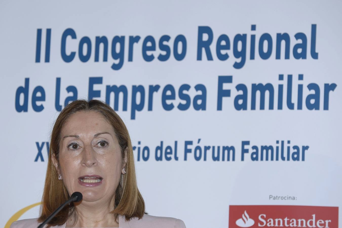 La ministra de Fomento inaugura el II Congreso Regional de la Empresa Familiar en Valbuena de Duero (Valladolid)