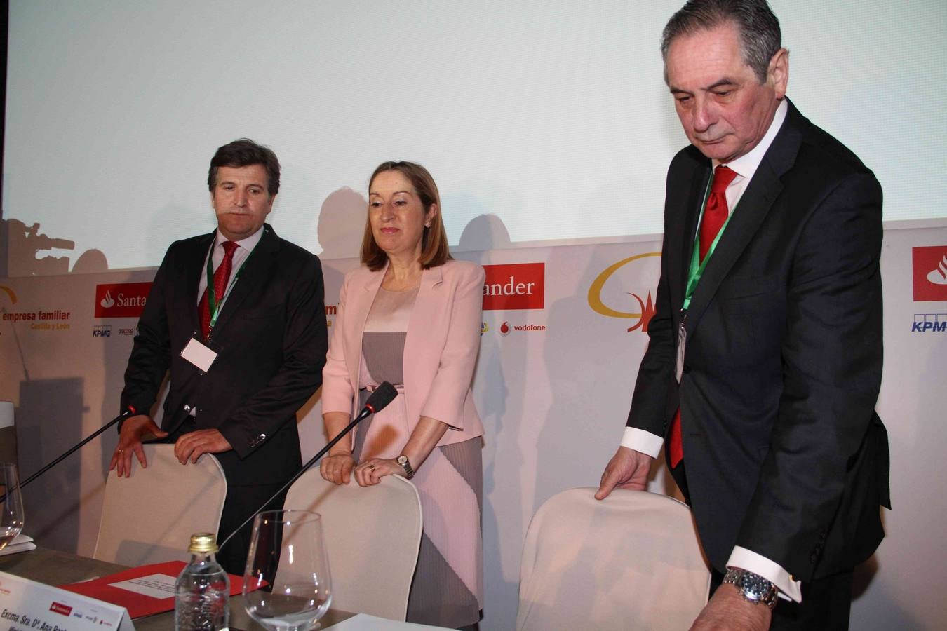 La ministra de Fomento inaugura el II Congreso Regional de la Empresa Familiar en Valbuena de Duero (Valladolid)